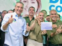 Paulo Correa e a esposa Adriana com o governador Eduardo Riedel e o presidente do diretório estadual Reinaldo Azambuja