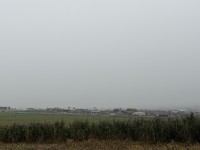 O frio chegou junto com a chuva e deve manter o início da semana com temperaturas mais baixas.