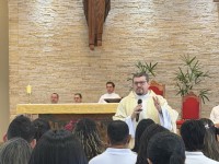 Padre Júnior durante a Homilia